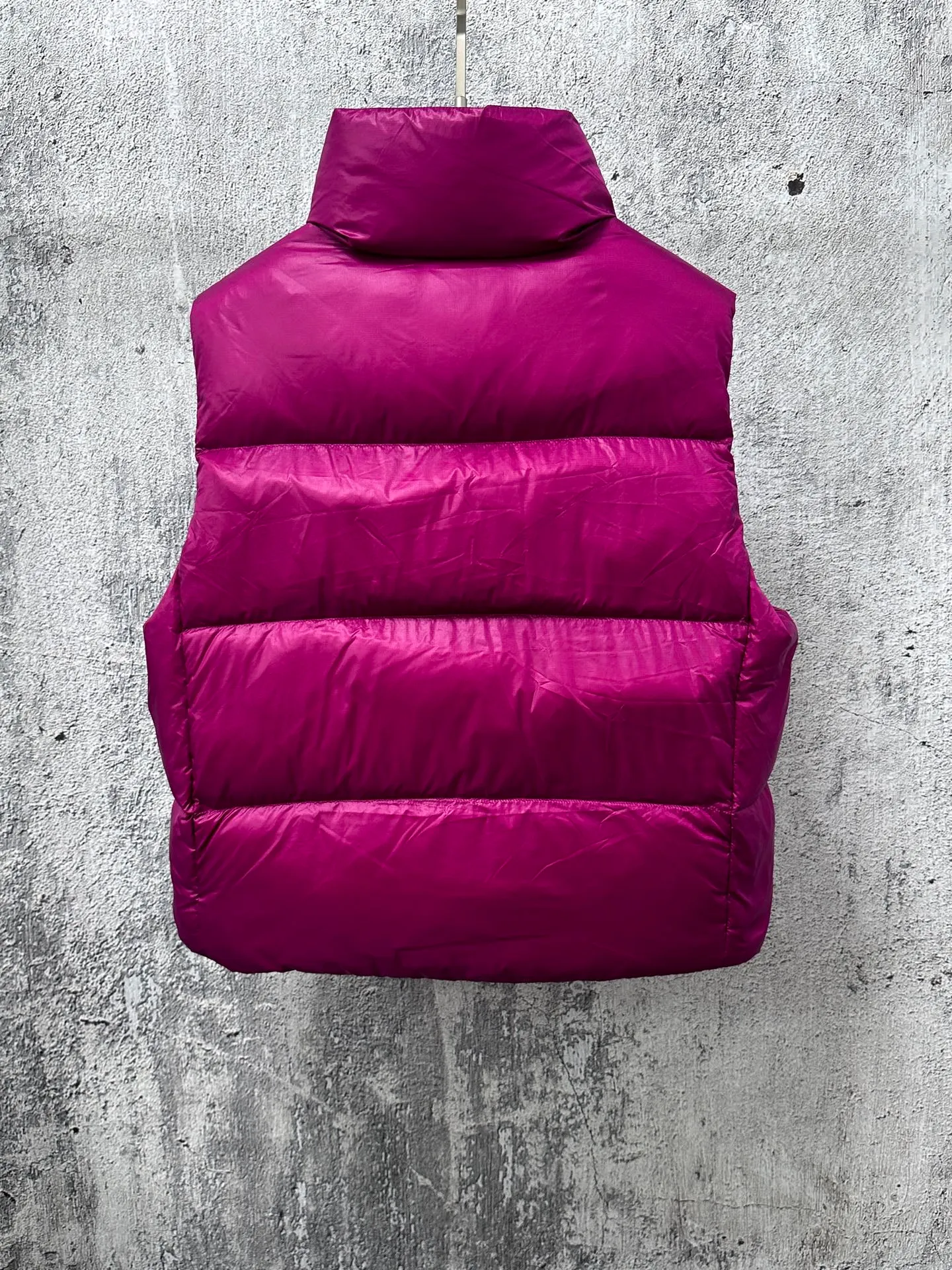 P560 [Canada Goose] Big Goose🦢Puff Down Vest has always been recognized as the warmest down jacket. Various Instagram celebrities, Internet celebrities, and celebrities often wear it for street photos. I make Canada Goose every year, but I still can't get rid of my love for it. No matter how cold the days are, there is no need to be afraid, because there is! Filled with 90% white duck down, it is the legendary warmest down jacket and is known as a must-have for Arctic outdoor sports! The most popular down jacket in the world, celebrities are rushing to buy it, it is a must-have! Size: XS-XL